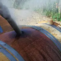 La technique de nettoyage des fûts 
à l'eau 
surchauffée couplée à de la vapeur, 
de DGC Vins, est l’un des cinq procédés de désinfection les plus
