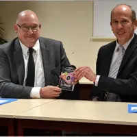 Pascal Desamais, directeur général de l'ISARA Lyon (à gauche) et Bertrand Debret, directeur agriculture et communication de BASF Agro, ont signé le 18