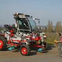 Une télécommande et un casque avec liaison radio permet à l’enseignant de corriger une erreur ou d’agir sur les commandes du tracteur école