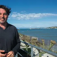 Emmanuel Poirmeur, vigneron et négociant. Les cuves sont immergées au pied de la digue de l'Artha dans la baie de Saint-Jean de Luz.