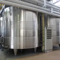 cuves dans une coopérative en Gironde