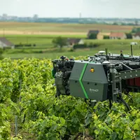 Cette saison, le robot Traxx a parcouru différents vignobles pour des opérations de travail du sol.