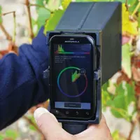 Le Smartgrappe mis au point par l'Irstea utilise toutes les technologies que recèle un smartphone  pour le transformer en capteur à la vigne