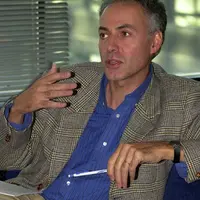 Pierre Mora – Professeur Associé à la Management School de Bordeaux est l’auteur de « Bonnes pratiques en marketing du vin. 20 études de cas de vins d
