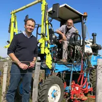 Pascal Lachaux et Eric Oudot travaillent le sol avec les interceps Pétalmatic de Boisselet, montés sur le Servo-moteur 315, dont ils apprécient la sen