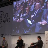 Pierre Arditi affirme sa passion du vin devant le public de Vino Bravo et notamment Alain Juppé (maire de Bordeaux) et Bernard Farges (président de CI