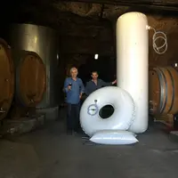 Philippe Vatan (à gauche) et son maître de chai Yann Lelias, ont mis au point des ballons de vinification ou pour compléter les cuves.