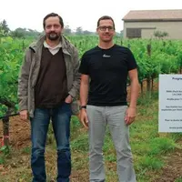 Hernan Ojeda, directeur de l’INRA 
de Gruissan (sur la gauche) 
et Frédéric Vrinat, directeur 
de la cave de Gruissan (sur la droite) 
sur le site