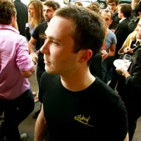 Le premier « Sweet Hours » s’est tenu les 23 avril chez Pompon à Bordeaux et à fait salle comble ; les verres étaient vendus 3,5€ et la bouteille 15€.