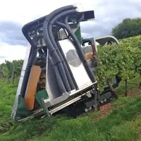 Le prototype de machine à vendanger développée par l'Allemand Hoffmann dispose d'une tête de récolte déportée qui peut travailler le rang juste au-des