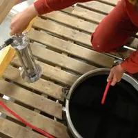 Selon des essais comparatifs menés par l’ICV, un vin rouge élevé sans SO2 présente des arômes plus fruités et un meilleur équilibre qu’un vin élevé av