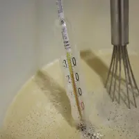 En apportant des nutriments dans l’eau de réhydratation, les levures sont mises dans de meilleures conditions.