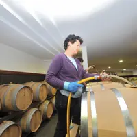 Dégorger les fûts avec de l'eau permet notamment d'éliminer les sulfates qui peuvent donner au vin une impression de maigreur