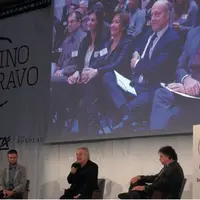 Devant un parterre prestigieux - avec notamment Alain Juppé, maire de Bordeaux - au micro, Pierre Arditi : “ Quand je bois du vin, je bois d’abord l’h