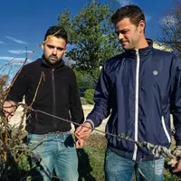 Grégory Marcellin, 
à droite, superviseur 
à Solid’agri, propose de la main-d’œuvre handicapée à la demande à Albin Combe, du domaine 
La Fourmone.