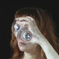 AUTOPORTRAIT AU VERRE D’ALPHONSINE DAVID,

artiste plasticienne aux multiples facettes,
mais toujours inspirée par le vin rouge.
