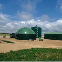 L’unité de Marnay Énergie, au sud de Sancerre, méthanise 
des marcs distillés. 
Le méthane qui s’en dégage est transformé 
en co-génération pour pr