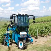 La cabine du tracteur polyvalent 1096 accueille une console d’affichage et un levier multifonctions.