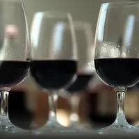 On ne peut pour l'instant, règlementairement, qu'ajouter des composés solides dans le vin dont la taille n'est pas inférieure à 2mm. Mais selon Olivie