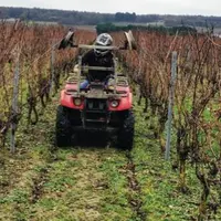 De nombreux accessoires, comme cet outil pour enlever les fils releveurs, peuvent équiper 
les quads.
