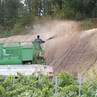 L’hydroseeding consiste en l’envoi à haute pression de semences, d’eau, d’engrais organiques . Le mélange contient également de la cellulose qui assur