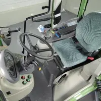 L’organisation des commandes et le plancher plat de la cabine du Fendt V200 Vario profitent à l’espace et à l’ergonomie.