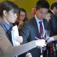 Dégustation de vin rouge à Vinexpo 2013. Les Asiatiques considèrent le vin rosé comme un mélange de rouge et de blanc ou comme  une ” boisson pour les