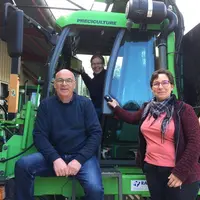Aujourd'hui à la retraite, Philippe Goffinet a laissé les rênes de l'entreprise familiale à ses filles Sophie Goffinet (en cabine) et Virginie Seillie