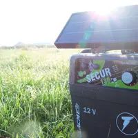 Le panneau solaire augmente la durée de vie des batteries en évitant les décharges profondes. © Lacmé