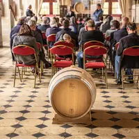Le château de Brissac, dans le Maine-et-Loire, possède une forêt de 800 hectares riche en chênes centenaires servant à produire les barriques.