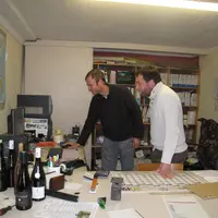 Thibaut Henrion (à gauche) vigneron au domaine de la Treille ne prend plus de décisions d'investissement sans utiliser le simulateur économique dévelo