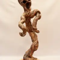 Que ce soit un animal, une silhouette ou un visage, Jean-Pierre Constans met en lumière les formes qui existent déjà dans le vieux bois avec son regar