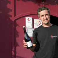 Olivier Klein s'est lancé dans l'élaboration d'une méthode traditionnelle bien qu'il soit dans une région de vins tranquilles. Cette cuvée éveille la
