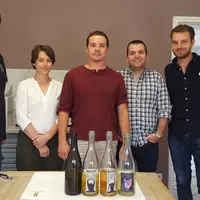 Marc Soyard (à gauche) et Antoine Miguel (au centre), qui ont participé aux essais, ont identifié le dégorgement comme le point critique dans l'élabor