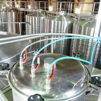 L’appareil s’adapte aux cuves existantes, inox ou béton. Pour ce faire, on réalise trois « piquages » sur la trappe supérieure : deux pour l’envoi des