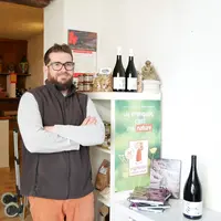 Matthieu Rozel explique la démarche HVE au grand public lors des activités œnotouristiques et des salons. © X. Delbecque