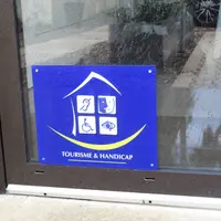 Quelques aménagements simples ont permis au Château Champion d'obtenir le label Tourisme et Handicap. Pour Véronique Bourrigaud, copropriétaires du ch