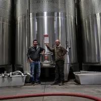 Steve Vallin et Philippe Pla, adhérents de la cave, veillent sur leur première cuvée parcellaire avec une précaution nouvelle.  © Y. Kerveno