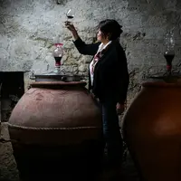 Virginie Aubrion, du Château de Piote dans le Bordelais, multiplie les contenants pour élaborer ses vins. Elle vante le côté charnu de ses vins grâce