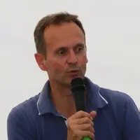 Jean-Pierre Sarthou est enseignant-chercheur. Il a fait de l'agriculture de conservation sa spécialité, et la pratique sur sa propre exploitation dans