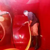 Les espaces confinés comme les cuves de vinification sont difficiles à ventiler. Le CO2 s'y accumule jusqu’à atteindre le taux de 8% dans l'air, seuil