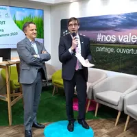 Au Salon de l'agriculture, Sébastien Windsor, président de l'APCA (à droite) et Philippe Mauguin, président de l'Inrae (à gauche), ont présenté le pre