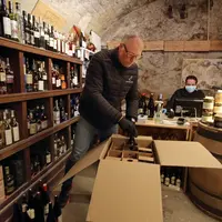 Pour poursuivre leur activité, de nombreux cavistes ont développé la livraison, comme ici aux Caves du forum à Reims, qui expédient des commandes dans