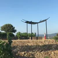 Cette oeuvre permet de faire le lien entre les deux terroirs des Domaines Bunan. © Domaines Bunan