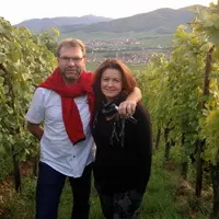 Vincent et Brigitte Fleith, vignerons à Ingersheim, en Alsace, ont fait le choix de surgreffer pour réorienter plus rapidement leur production vers de