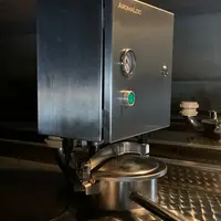 Le système AromaLoc se présente comme un boîtier en inox fixé au dessus de la cuve. Il récupère le gaz de l'espace de tête et ne laisse s'échapper que