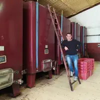 Cédric Laugé, vigneron à Faugères, produit exclusivement des vins rouges qu'il vinifie en cuve béton de 105 hl, sans thermorégulation. © J. Gravé