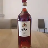 Loin des standards, le rosé de saignée du Château Le Puy présente une couleur soutenue. © J. Gravé
