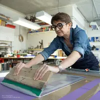 Véronique Frémy est designer d'espace, graphiste, créatrice en sérigraphie et artiste peintre. Le vin inspire nombre de ses créations. © D. Aimedieu