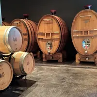Pour arrondir les tanins des vins de presse, une quantité importante d'oxygène apportée sur une longue période est nécessaire. C'est ce que permettent